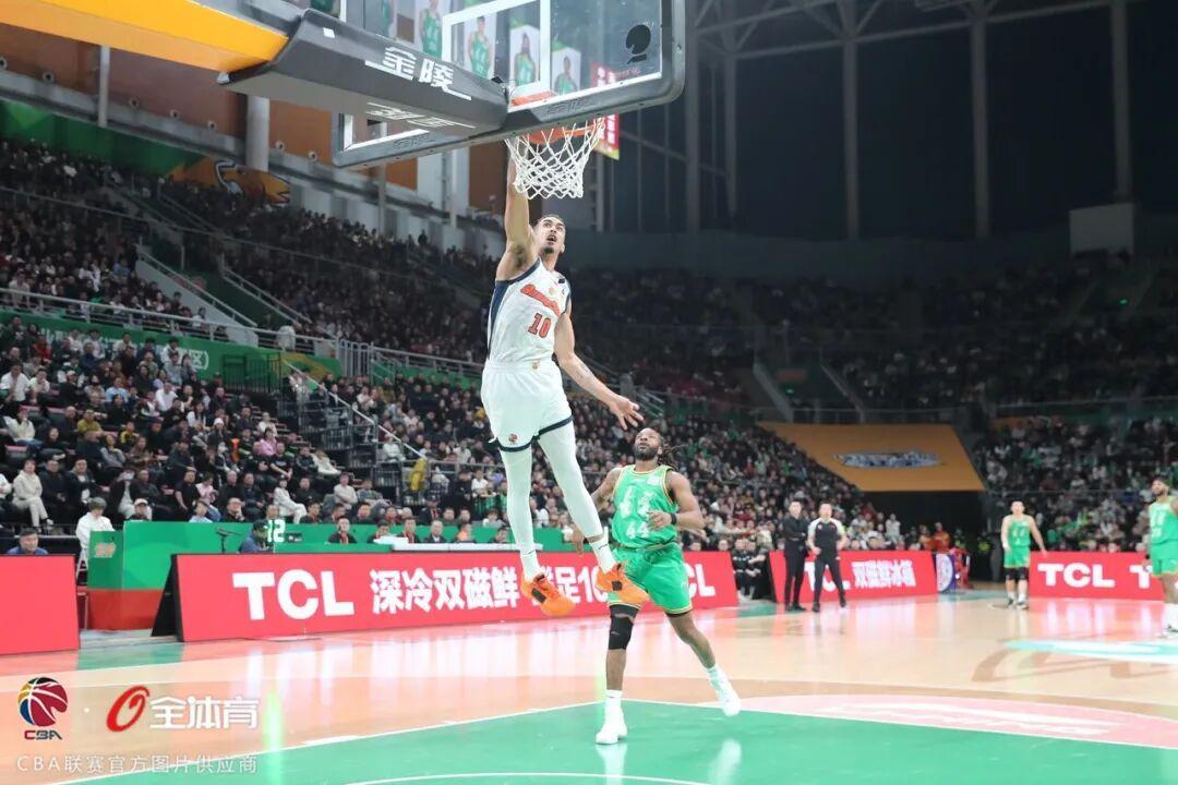 MK体育官方网站-半场狂轰64分掌控比赛，广东客场大胜辽宁